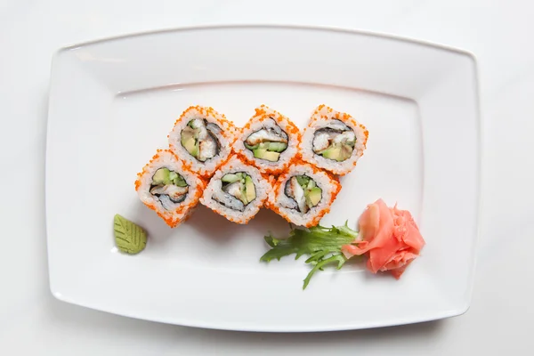 Maki Sushi su piastra isolata su bianco — Foto Stock