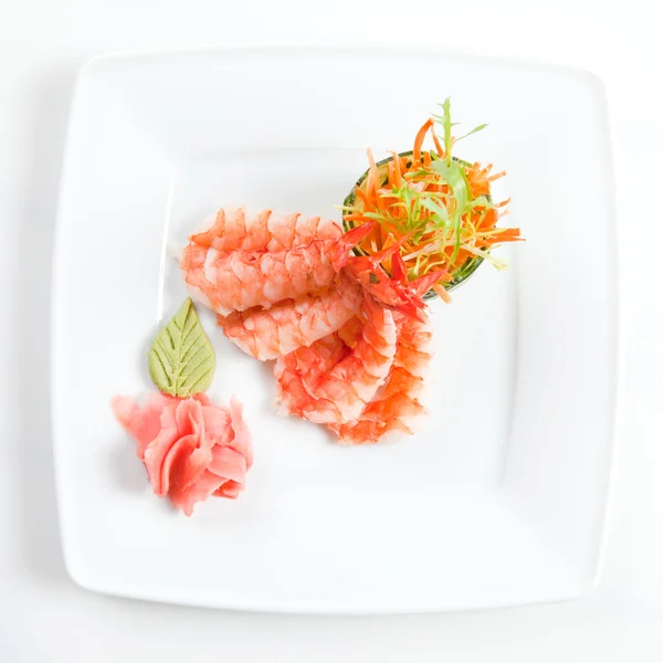 Plaka üzerinde beyaz izole karidesli Sushi — Stok fotoğraf