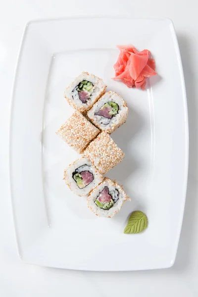 Maki Sushi su piastra isolata su bianco — Foto Stock