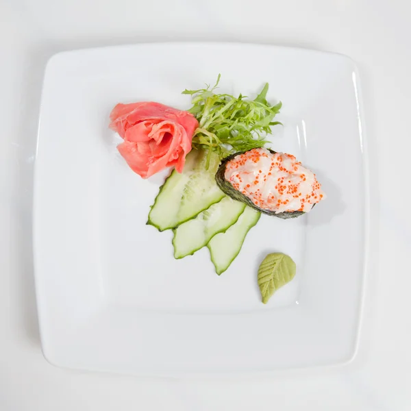 Sushi na placa isolado no branco — Fotografia de Stock