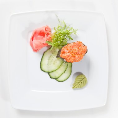 Beyaz tabaktaki suşi.