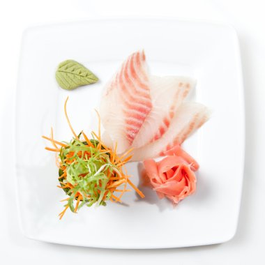 Beyaz tabaktaki suşi.