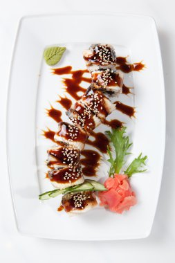 Beyaz tabaktaki Maki Suşi.