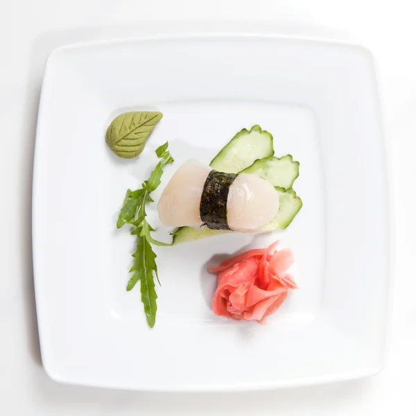 Sushi en plato aislado en blanco —  Fotos de Stock
