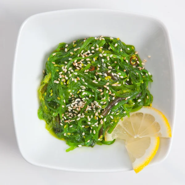 Japon chuka wakame deniz yosunu salata beyaz susam sos ile — Stok fotoğraf