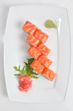 Beyaz tabaktaki Maki Suşi.