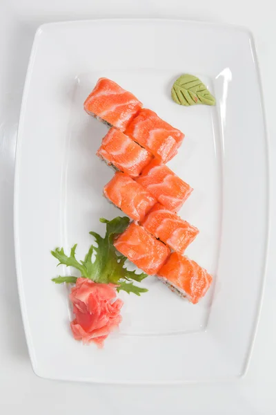 Maki Sushi na placa isolada em branco — Fotografia de Stock