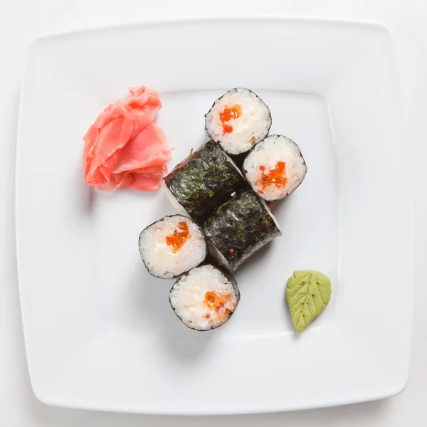 Maki Sushi na placa isolada em branco — Fotografia de Stock