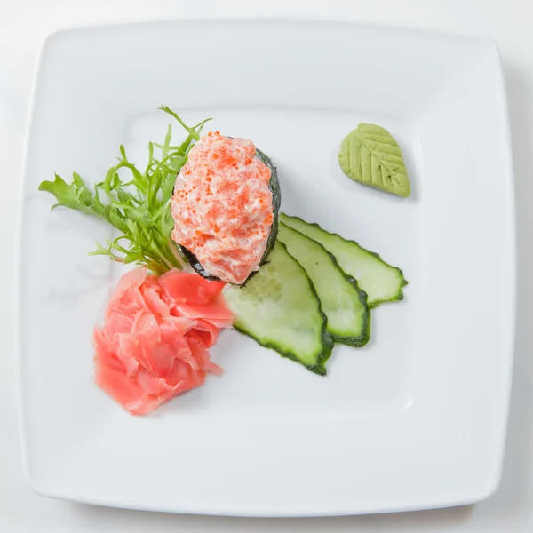 Sushi auf Teller isoliert auf weiß — Stockfoto
