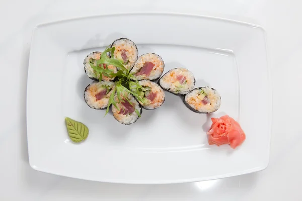 Maki Sushi su piastra isolata su bianco — Foto Stock