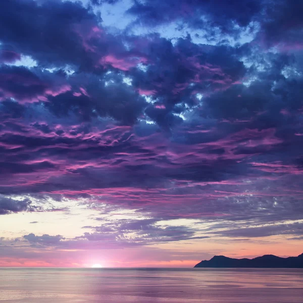 Landscape with sea and mountains on sunrise — Stock Photo, Image