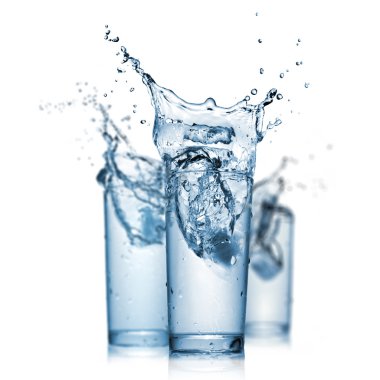 su sıçrama üzerinde beyaz izole gözlük