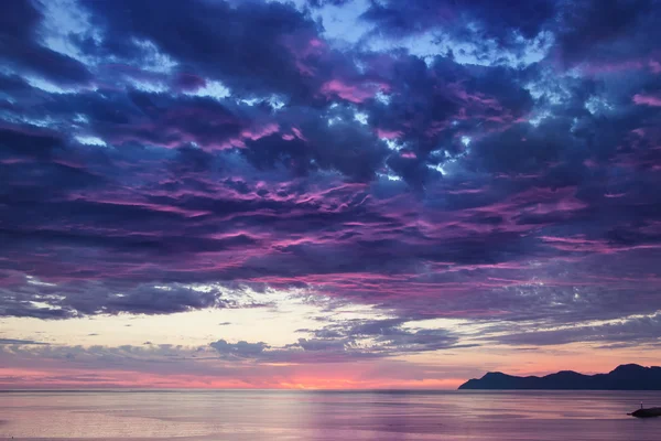 Landscape with sea and mountains on sunrise — Stock Photo, Image