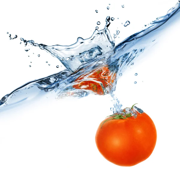 Tomate vermelho caiu na água isolada em branco — Fotografia de Stock
