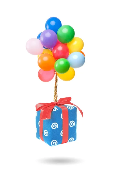 Kleur ballonnen met cadeau geïsoleerd op wit — Stockfoto