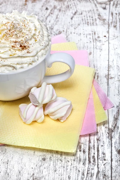 Horká čokoláda s marshmallows a krém na dřevěné pozadí — Stock fotografie