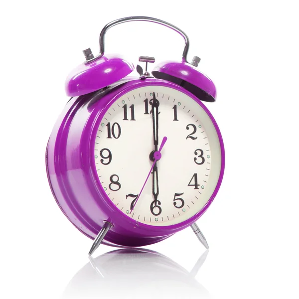 Relógio de alarme de estilo antigo rosa isolado no branco — Fotografia de Stock