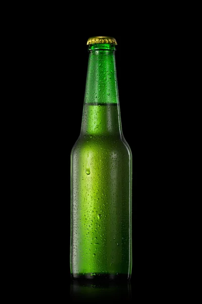 Botella de cerveza con gotas de agua aisladas en negro —  Fotos de Stock