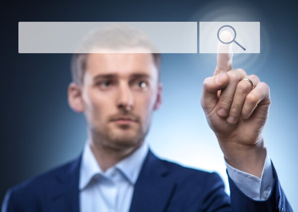 человек касаться кнопки поиска
