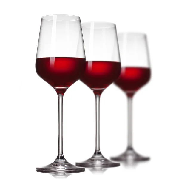 Красное вино в стаканах, изолированных на белом — стоковое фото