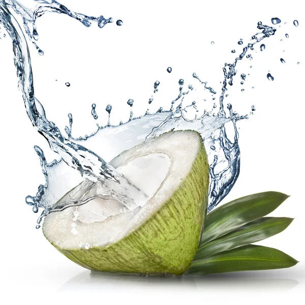 Cocco verde con spruzzi d'acqua isolati su bianco — Foto Stock