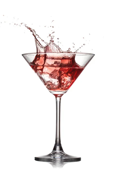 Cocktail rosso con spruzzata isolata su bianco — Foto Stock