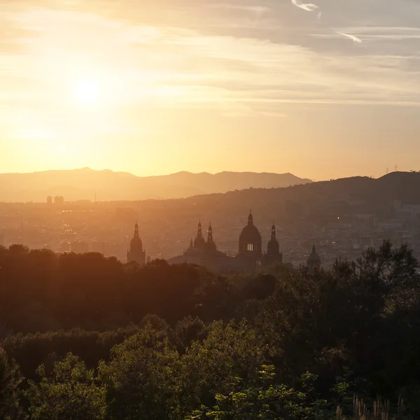 Krásný západ slunce na národní muzeum v Barceloně, Španělsko — Stock fotografie