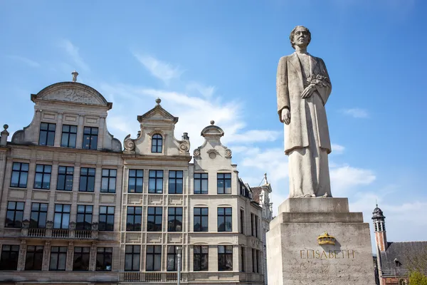 Drottning elisabeth statyn i Bryssel, Belgien — Stockfoto