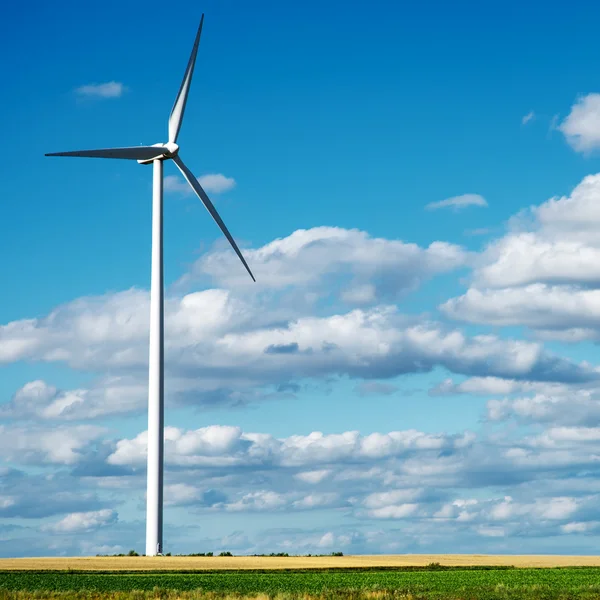 Turbina geradora de vento na paisagem de verão — Fotografia de Stock