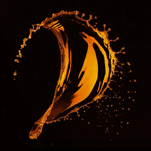 Plusk wody pomarańczowy na czarnym tle — Zdjęcie stockowe
