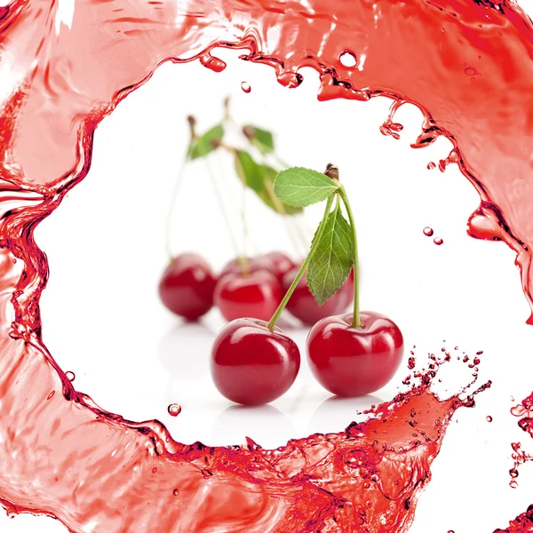 Cereja vermelha com folhas e suco isolado em branco — Fotografia de Stock