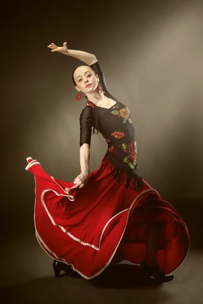 Jeune femme dansant flamenco sur noir — Photo