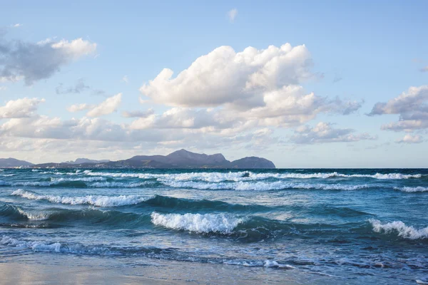 Волны на пляже Кан-Пикафорт, Майорка, Балеарские острова, Спай — стоковое фото
