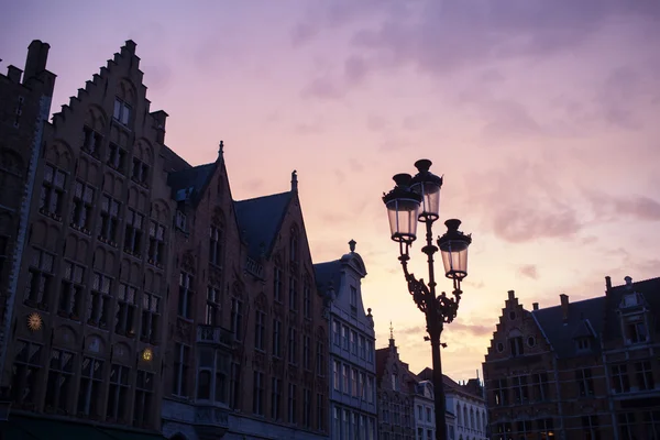 Silhouettes of city center houses in Bruges against beautiful su — Stock Photo, Image