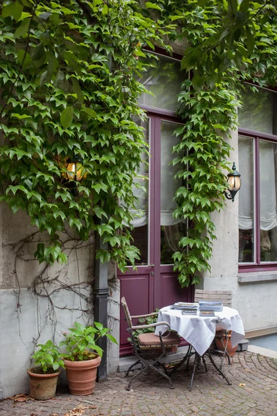 Kleines café in brugge, belgien — Stockfoto