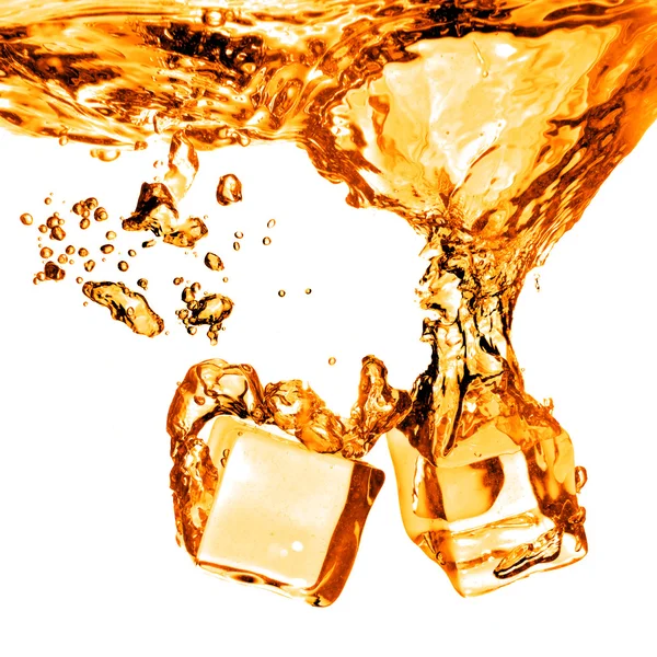 Кубики льоду впали в апельсинову воду з бризкою ізольовані на білому — стокове фото
