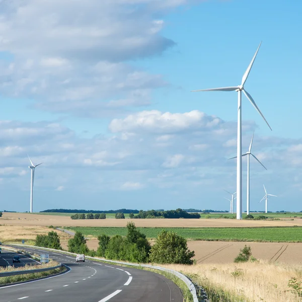 Ветрогенераторная турбина на летнем пейзаже — стоковое фото