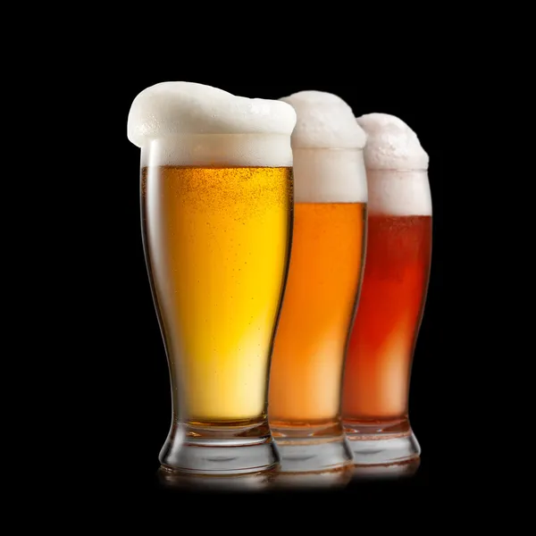 Cerveja diferente em copos isolados no fundo branco — Fotografia de Stock