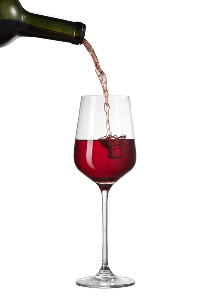 Rotwein in Glas gießen mit Spritzer isoliert auf weiß — Stockfoto