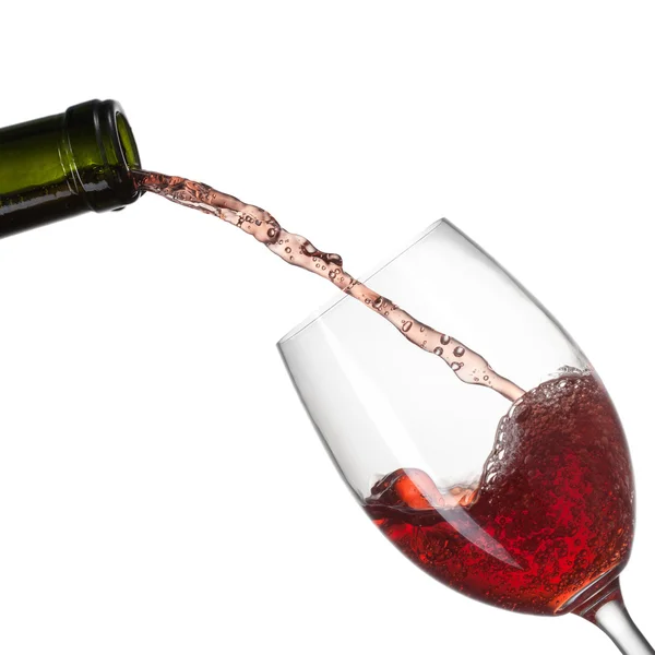 Rode wijn, gieten in glas met splash geïsoleerd op wit — Stockfoto