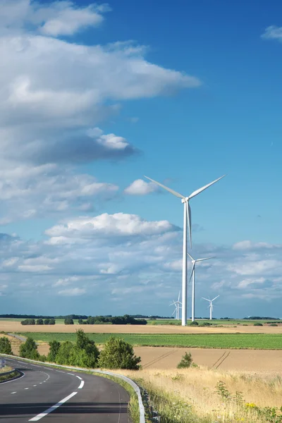 Turbina geradora de vento na paisagem de verão — Fotografia de Stock