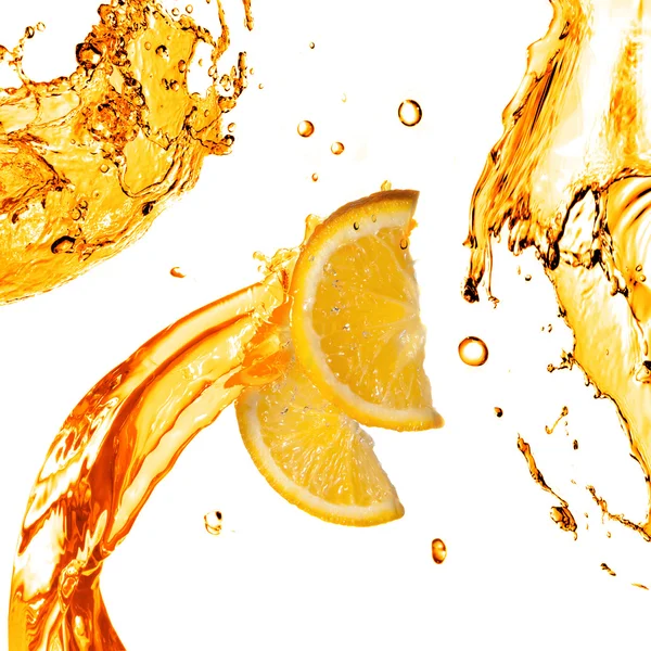 Plasterki pomarańczy i plamy z soku na białym tle — Zdjęcie stockowe