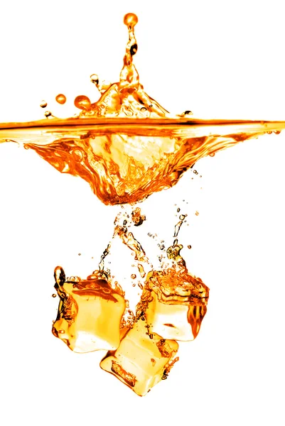 Jégkocka leesett-ba narancssárga víz-Splash elszigetelt Pünkösd — Stock Fotó
