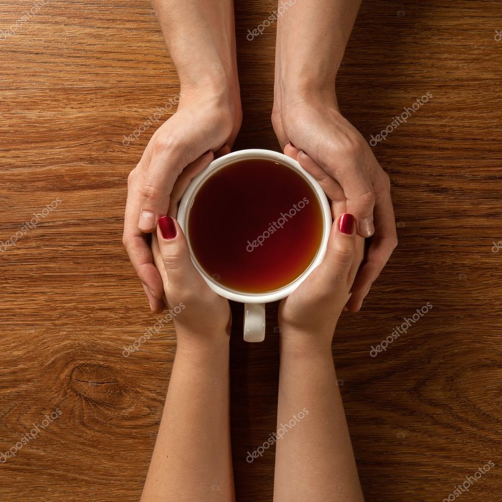 Парень имеет подружку на деревянном столе Парень имеет подружку на деревянном столе