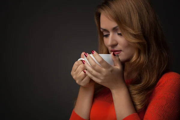 Kvinna med varm kopp och leenden — Stockfoto