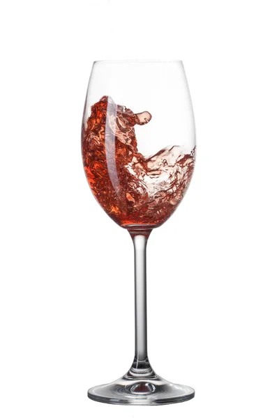 Vinho tinto derramando em vidro com respingo isolado em branco — Fotografia de Stock