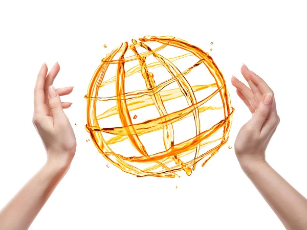 Глобус из оранжевой воды с человеческой рукой, изолированной на белом — стоковое фото