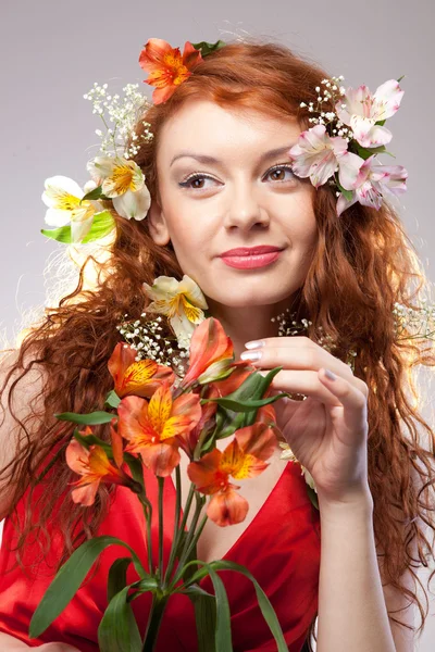 Ritratto di bella donna con fiori primaverili — Foto Stock