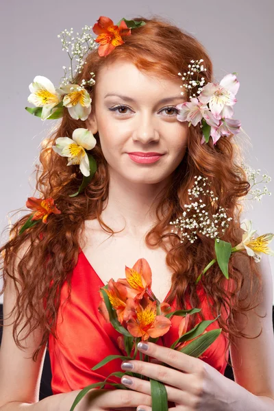 漂亮的女人和春天的花朵的肖像 — 图库照片