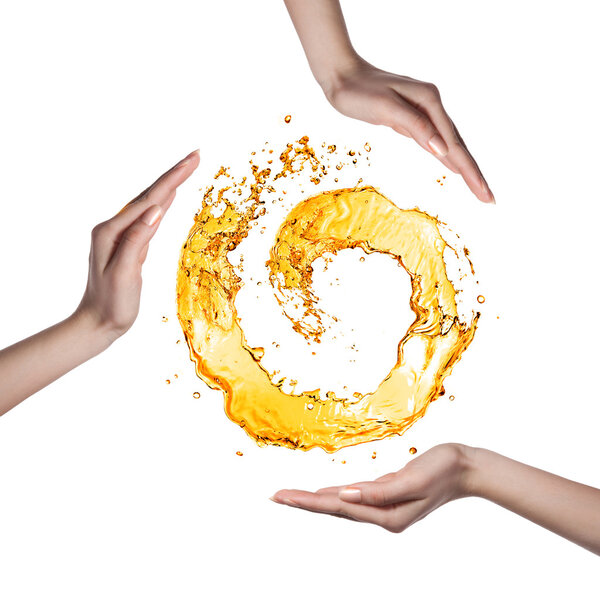 Фигура оранжевой воды с человеческими руками изолирована на белом
